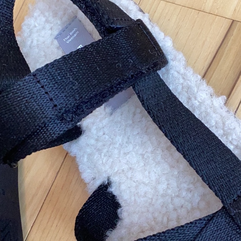 Everlane The Renew Teddy Sport Sandals. Black with cream Sherpa lining. Size 6 - Picture 10 of 15